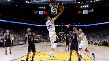 Stephen Curry anota ante la defensa de los Spurs