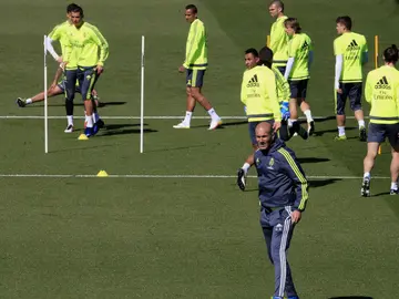 Zidane, en Valdebebas durante el entrenamiento del equipo Zidane, en Valdebebas durante el entrenamiento del equipo
