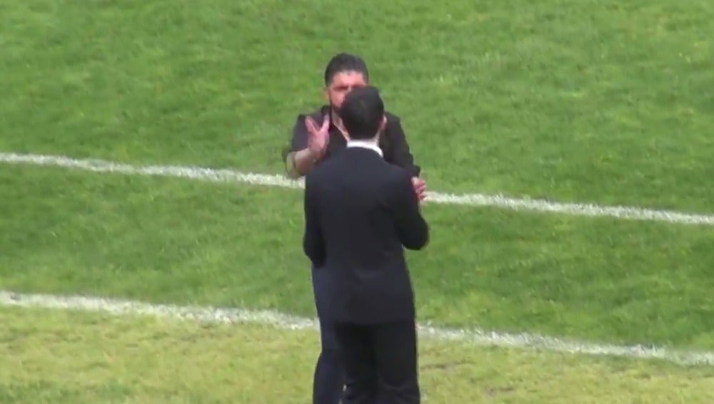 Gattuso golpea a su asistente