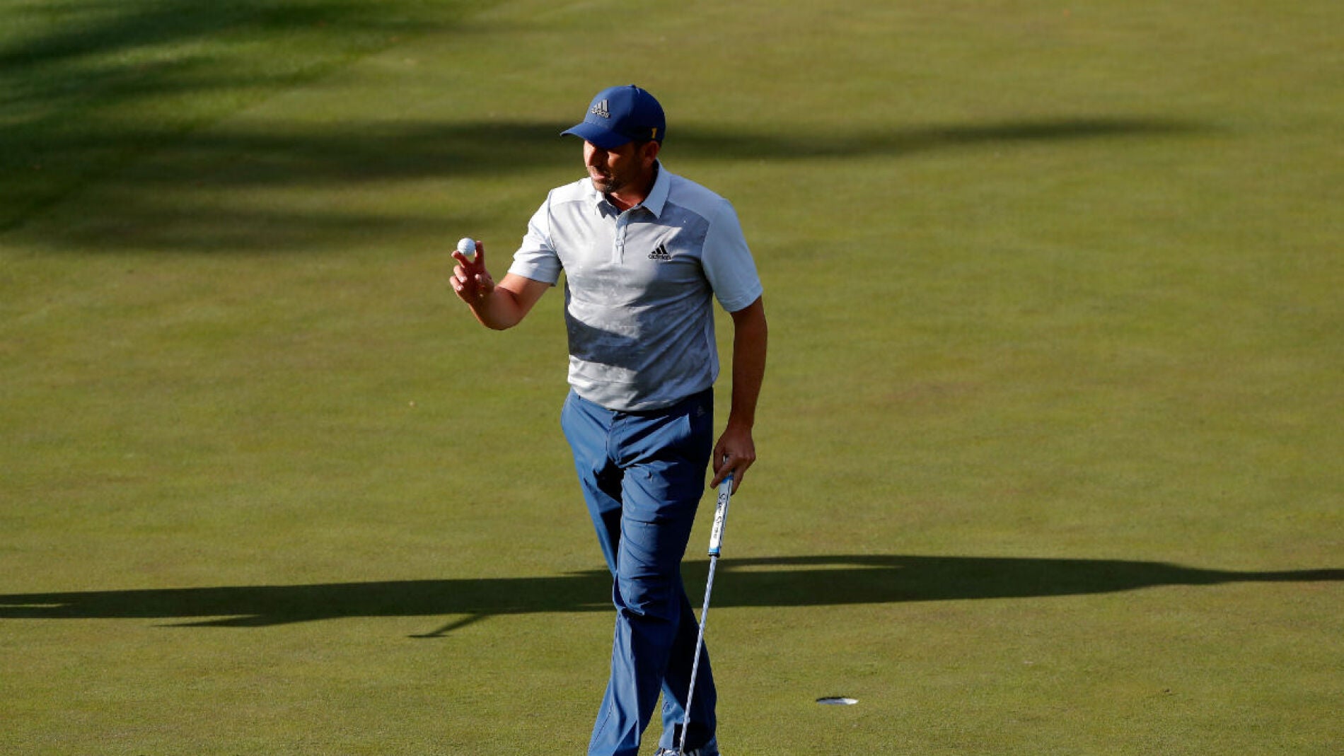 Sergio Garc&iacute;a recoge su bola tras terminar el hoyo 15 del Augusta National