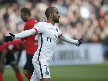 Lucas Moura celebra un gol con el PSG