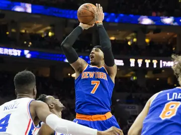 Carmelo Anthony lanza a canasta ante la defensa de los 76ers Carmelo Anthony lanza a canasta ante la defensa de los 76ers