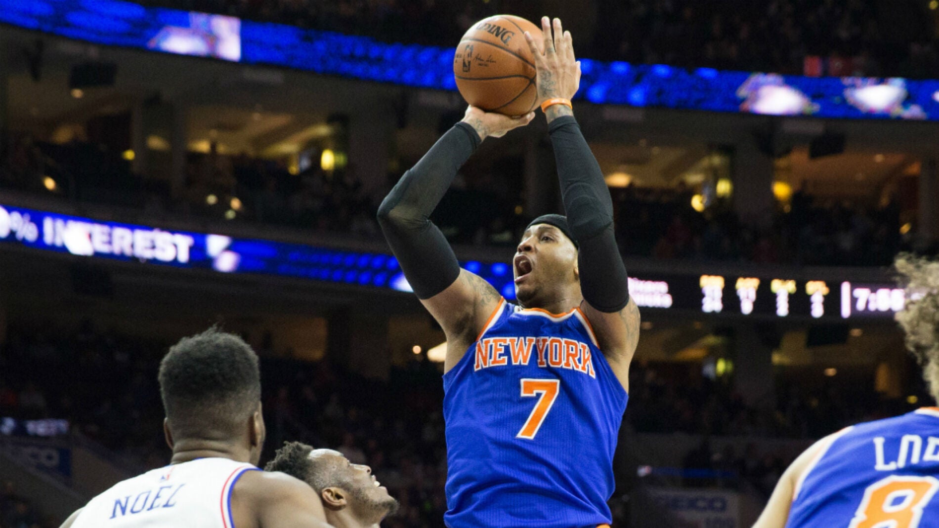 Carmelo Anthony lanza a canasta ante la defensa de los 76ers