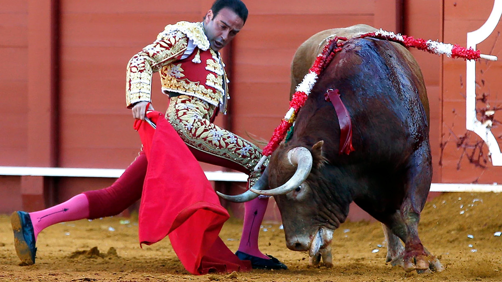 El diestro Enrique Ponce en la faena con la muleta a su primer toro