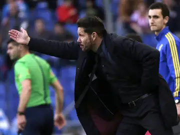 Simeone da indicaciones en la banda Simeone da indicaciones en la banda