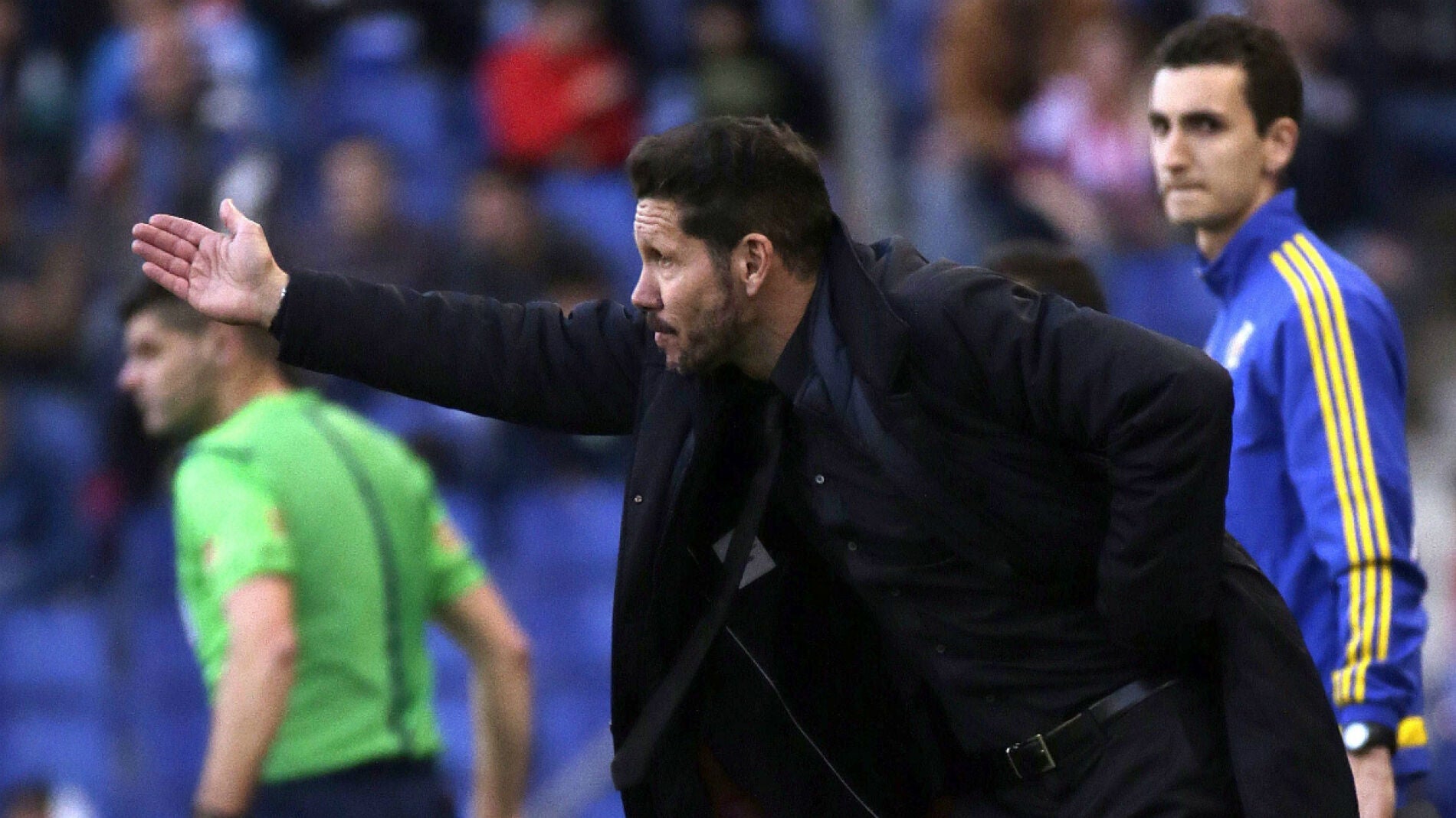 Simeone da indicaciones en la banda