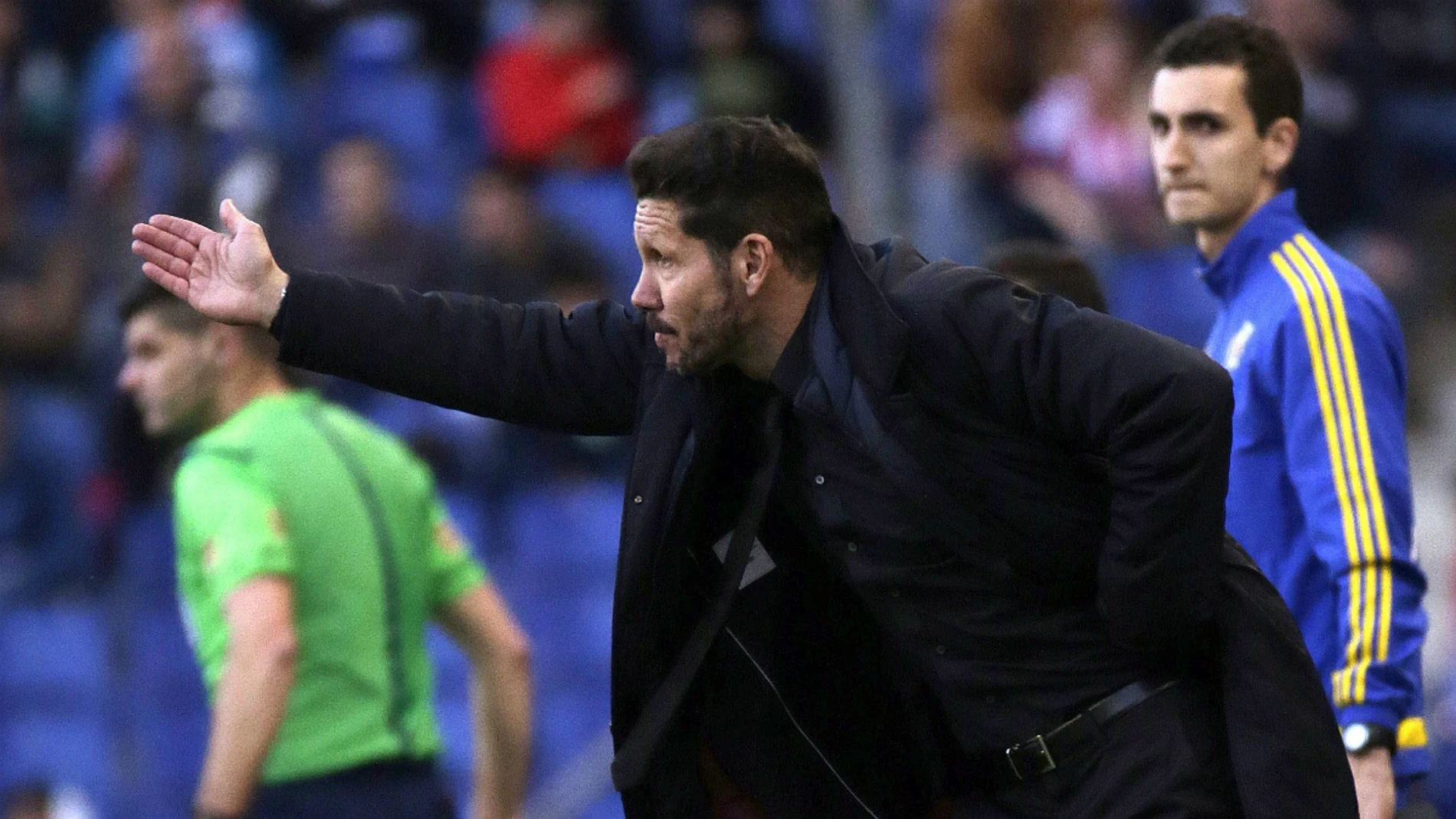 Simeone da indicaciones en la banda Simeone da indicaciones en la banda