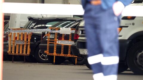 Imagen del vehiculo,precintado por la polic&iacute;a, donde estaba el cad&aacute;ver