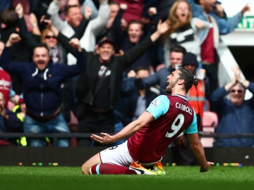 Carroll celebra un gol con el West Ham