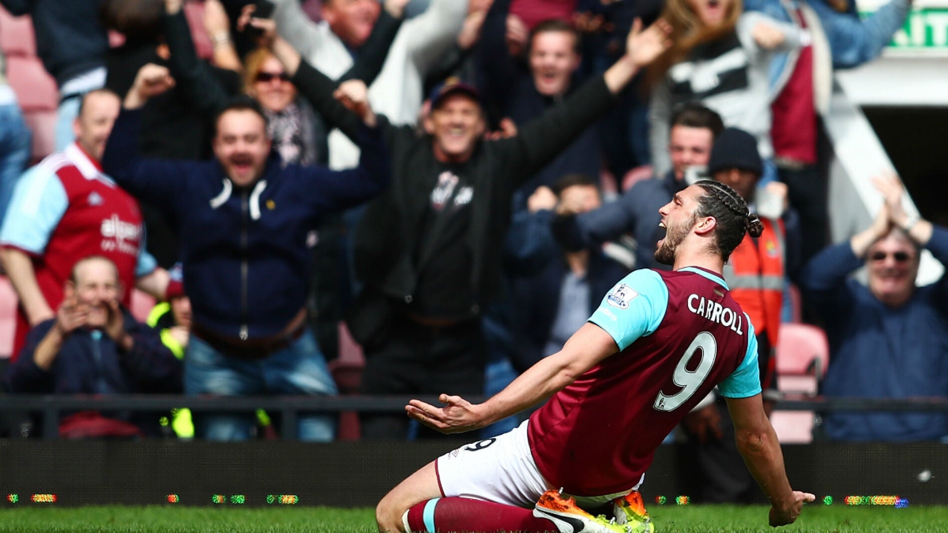 Carroll celebra un gol con el West Ham