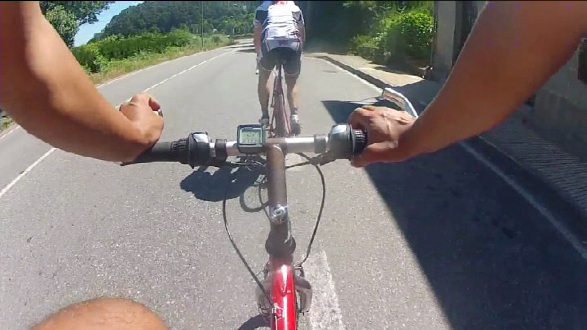 Un grupo de ciclistas se graba saliendo a la carretera para denunciar la inseguridad frente a los coches