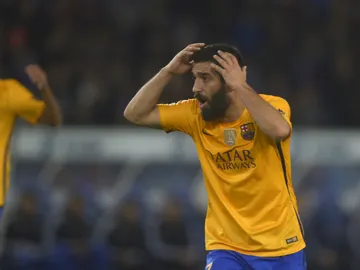 Arda Turan se lleva las manos a la cabeza durante el partido contra la Real Sociedad Arda Turan se lleva las manos a la cabeza durante el partido contra la Real Sociedad