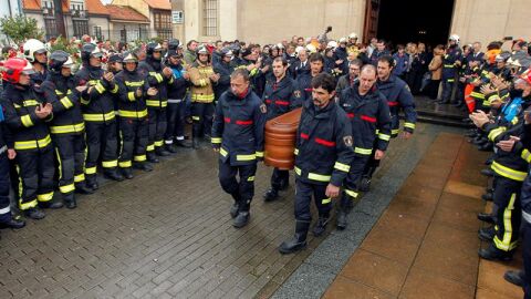 Los compa&ntilde;eros de Eloy Palacio, del bombero de Oviedo fallecido el jueves
