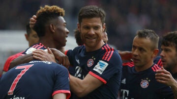 Los jugadores del Bayern de Múnich celebran el gol de Alaba
