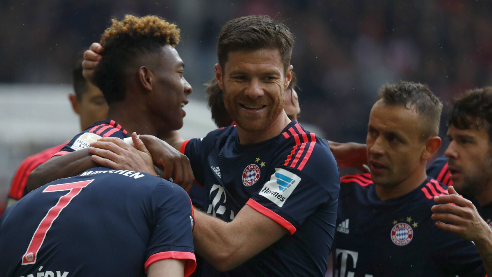 Los jugadores del Bayern de M&uacute;nich celebran el gol de Alaba