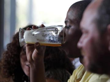 Un hombre bebe una cerveza en La Habana, Cuba