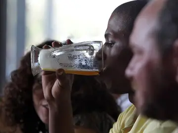 Un hombre bebe una cerveza en La Habana, Cuba Un hombre bebe una cerveza en La Habana, Cuba
