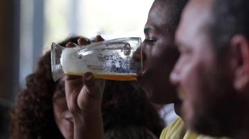 Un hombre bebe una cerveza en La Habana, Cuba