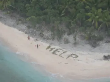 Los náufragos escriben la palabra 'help' Los náufragos escriben la palabra 'help'