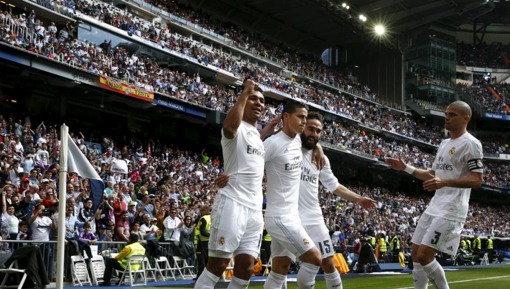 Los jugadores del Real Madrid celebran el gol de James Rodríguez