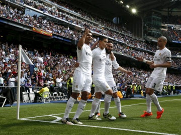 Los jugadores del Real Madrid celebran el gol de James Rodríguez