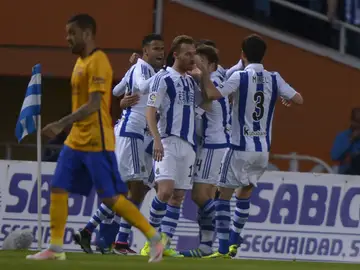 Los jugadores de la Real Sociedad celebran el gol de Oyarzabal contra el Barcelona Los jugadores de la Real Sociedad celebran el gol de Oyarzabal contra el Barcelona