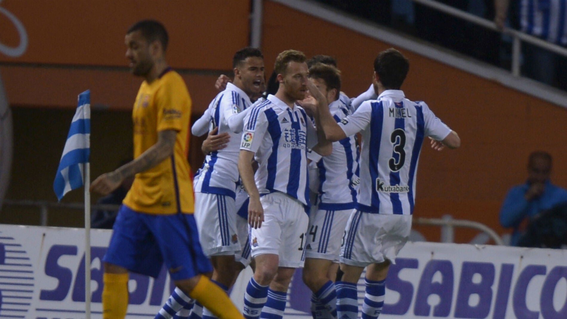 Los jugadores de la Real Sociedad celebran el gol de Oyarzabal contra el Barcelona