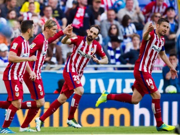 Los jugadores del Atlético de Madrid celebran el gol de Fernando Torres contra el Espanyol