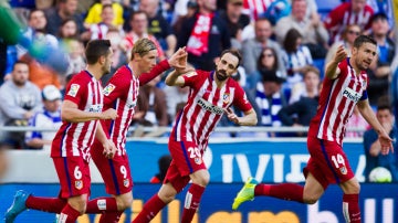 Los jugadores del Atlético de Madrid celebran el gol de Fernando Torres contra el Espanyol