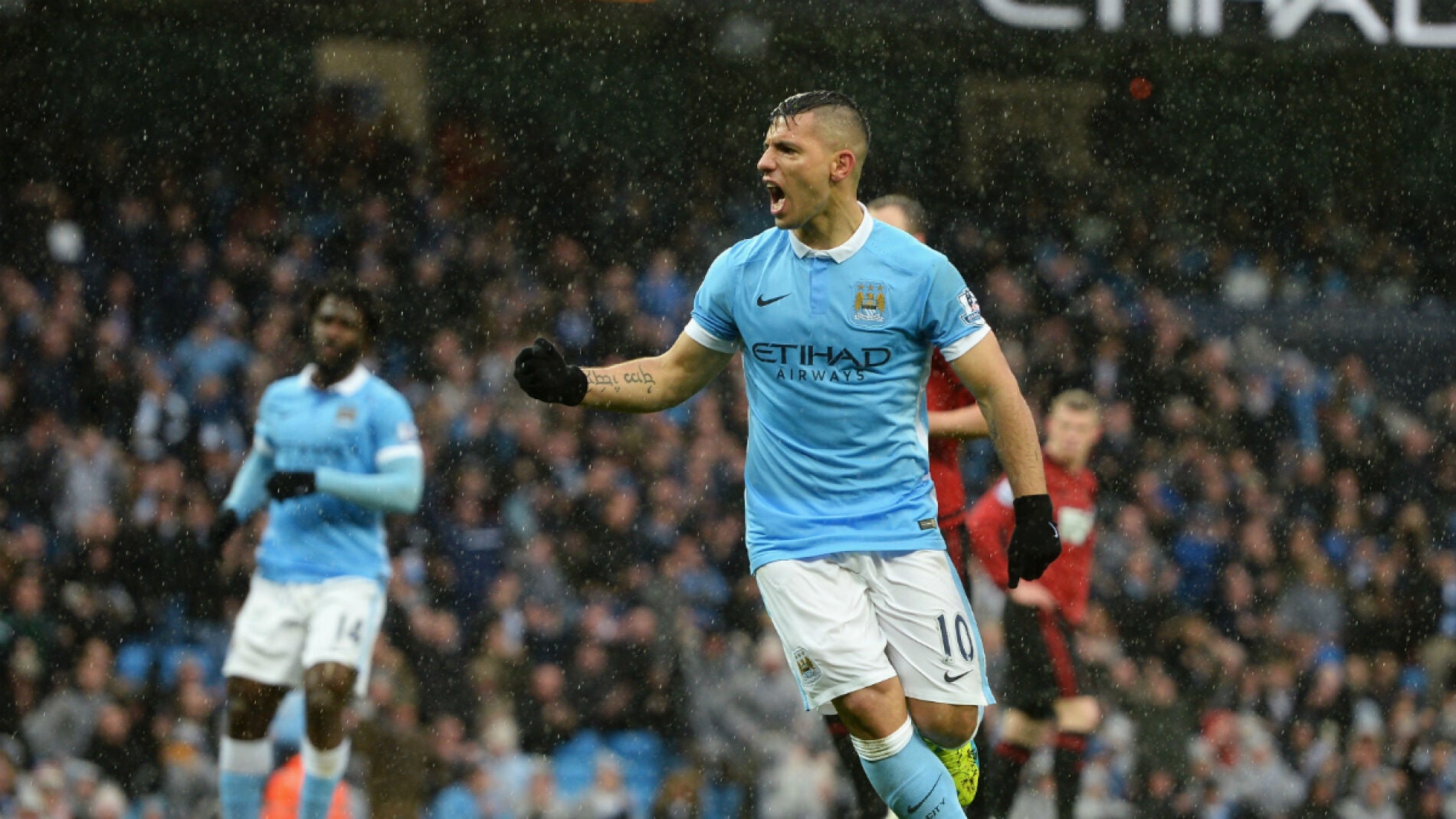 El Kun celebra un gol