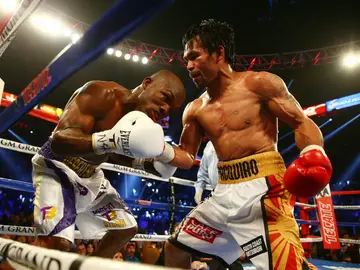 Pacquiao golpea a Bradley durante su compate Pacquiao golpea a Bradley durante su compate