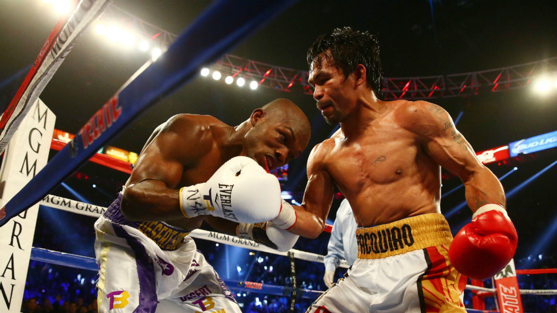 Pacquiao golpea a Bradley durante su compate