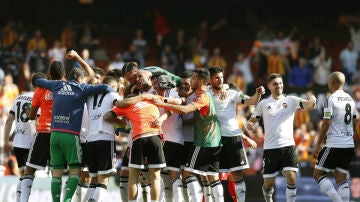 Los jugadores del Valencia celebran el gol de Negredo