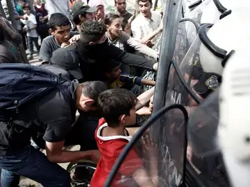 La guardia fronteriza macedonia reprime con gases un intento masivo de cruzar frontera desde Grecia La guardia fronteriza macedonia reprime con gases un intento masivo de cruzar frontera desde Grecia