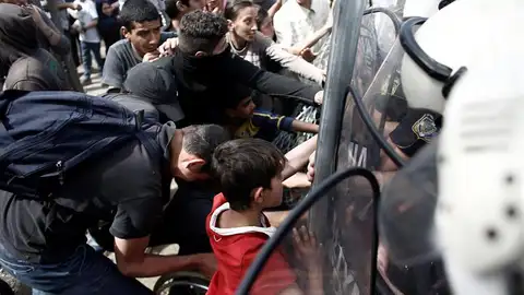 La guardia fronteriza macedonia reprime con gases un intento masivo de cruzar frontera desde Grecia La guardia fronteriza macedonia reprime con gases un intento masivo de cruzar frontera desde Grecia