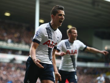 Lamela celebra su gol contra el Manchester United