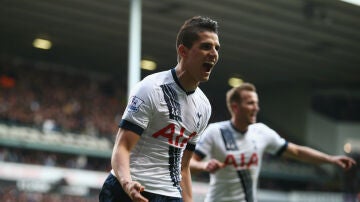 Lamela celebra su gol contra el Manchester United