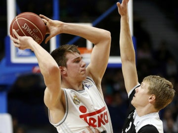 Luka Doncic busca un compañero ante la defensa de Tobias Borg