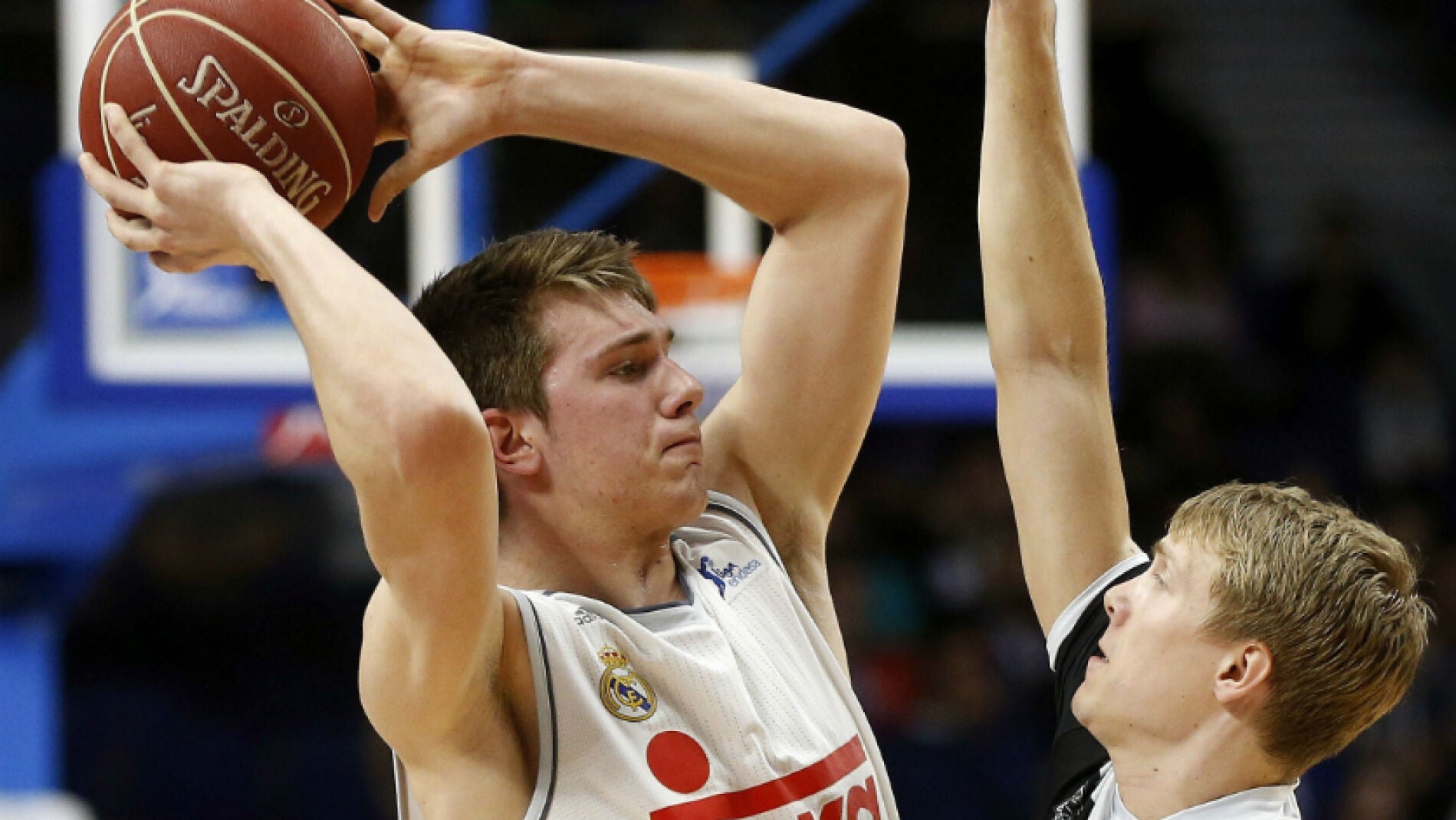 Luka Doncic busca un compa&ntilde;ero ante la defensa de Tobias Borg