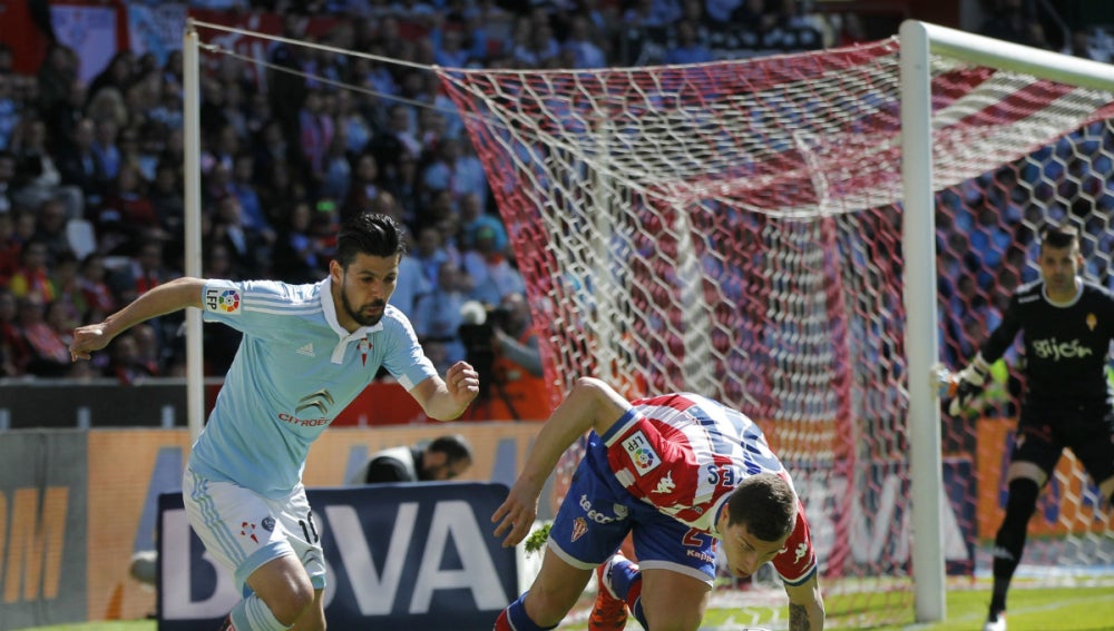 Nolito disputa el balón ante Vranjes