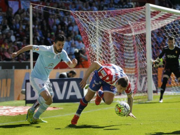 Nolito disputa el balón ante Vranjes