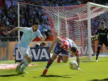 Nolito disputa el balón ante Vranjes Nolito disputa el balón ante Vranjes