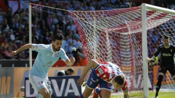 Nolito disputa el balón ante Vranjes