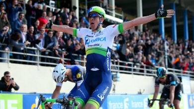 Hayman sorprende a Boonen y gana la París-Roubaix