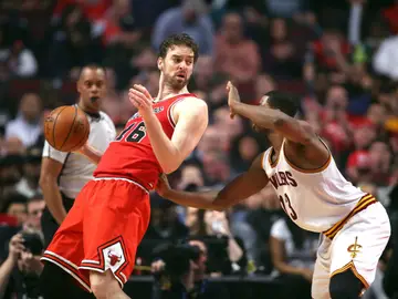 Pau Gasol postea a Tristan Thompson durante el partido Pau Gasol postea a Tristan Thompson durante el partido