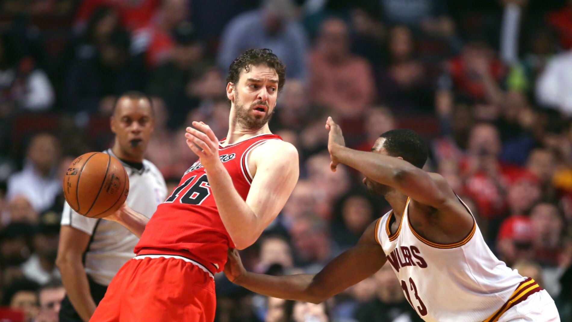 Pau Gasol postea a Tristan Thompson durante el partido