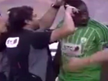 Un árbitro le corta el pelo a un jugador en Arabia