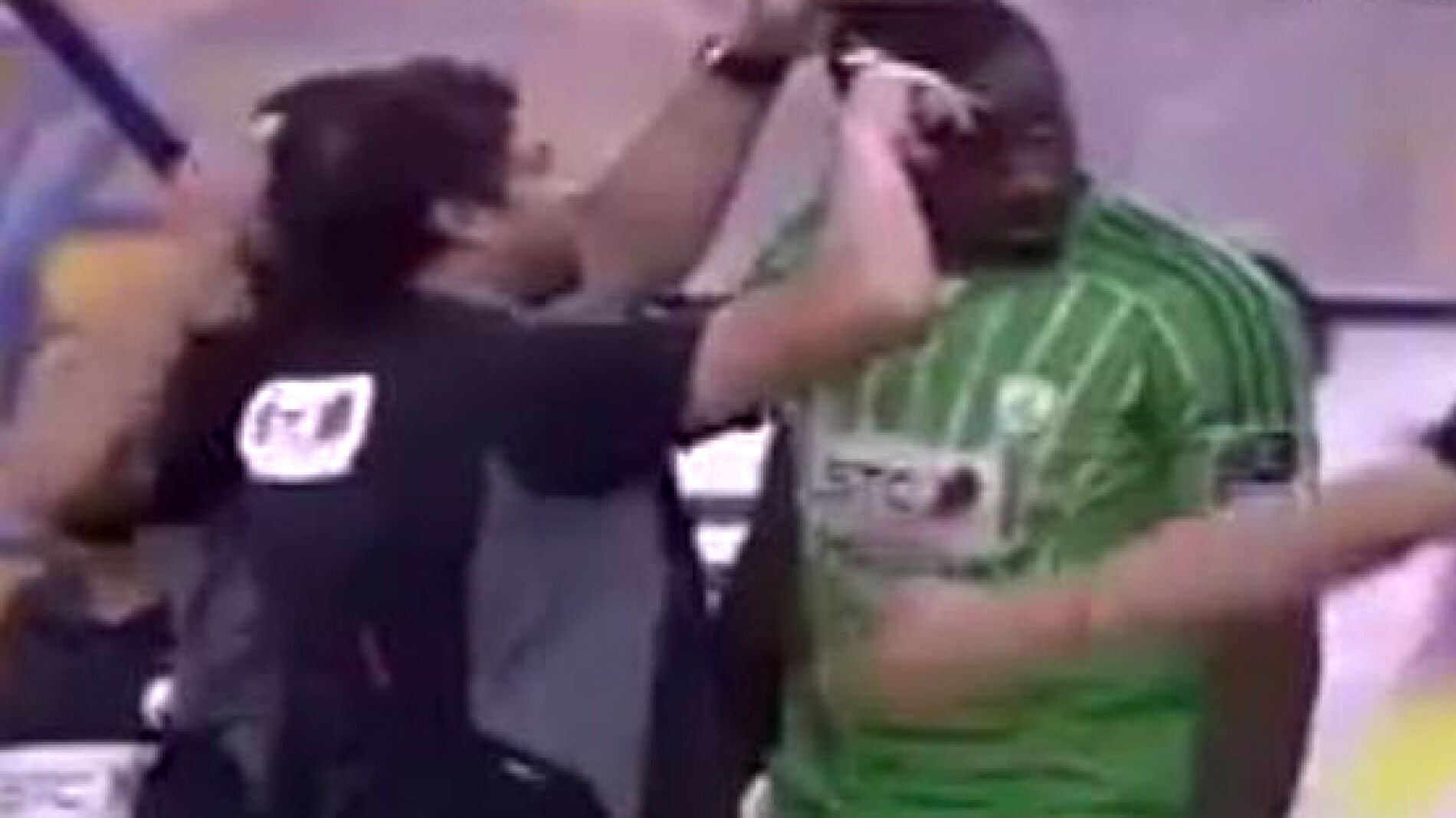 Un &aacute;rbitro le corta el pelo a un jugador en Arabia