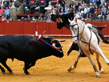 El rejoneador Diego Ventura en la faena a su primer toro El rejoneador Diego Ventura en la faena a su primer toro