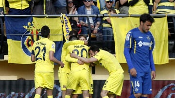 Los jugadores del Villarreal celebran el gol de Denis Suárez contra el Getafe